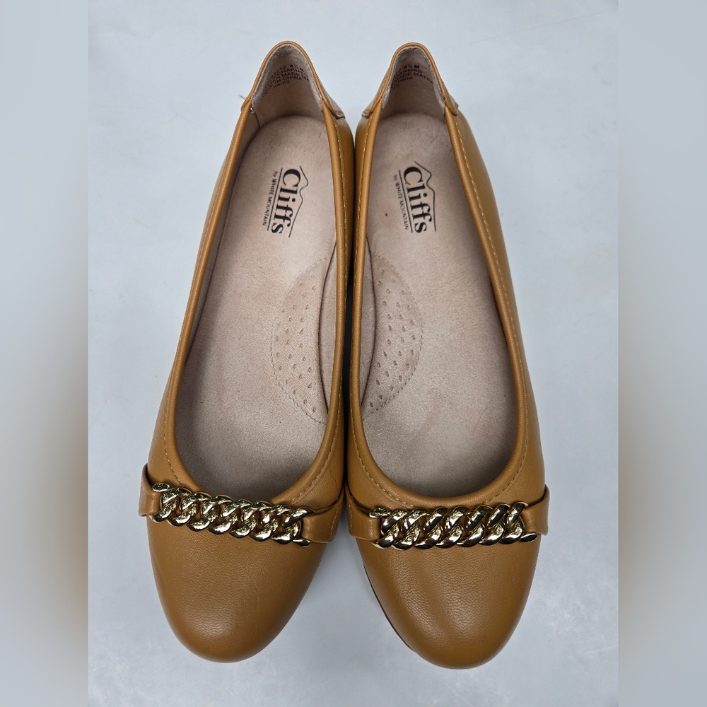 Cliff By White Mountain Women's Tan Loafers with Gold Chain Size 8.5